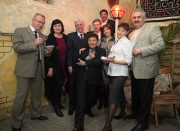 Наш фотокорреспондент выхватила одно мгновение из торжества – люди, чьи имена в истории телекомпании не пустой звук. За каждым из них – пласт творчества, сделавший РИКА ТВ такой, какая она есть.
Слева направо: главный придумщик рекламных зазывалок, кричалок и вопилок Андрей МОЛЧАНОВ, мама программы «Просто мы» Наталья НИКОЛЕНКО, сколотивший первую творческую банду телекомпании Александр САМОДУРОВ, первый оператор и ведущий «Патефона» Виталий КАН, знающий все про чужие деньги, ведущий «Деловых новостей» Виталий МИРОНЕНКО, сказавший «Поехали!» и 20 лет первым выдавший эфир на город Мурат БАЙДИЛЛАЕВ, диктор и просто красивая девчонка Татьяна ВОЙНАЛОВИЧ, девушка из сказки Лариса МУНТЯН («Секундочка») и телебосс, бог информации и брутальность раннего рикавского эфира Юрий ТАРАСЕНКО.