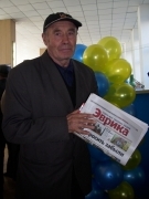 70-летний Константин ТРУШКИН с 8-00 часов утра пришел на «Казпочту», чтобы подписаться на «Эврику». 
- Боялся не успеть выписать свою любимую газету. Я ведь впервые подписываюсь на «Эврику». В прежние годы всегда только покупал. Да где удавалось – в киосках или в отделении «Казпочты». Сейчас уже здоровье не то, чтобы ходить, искать газету, где она есть. А читать надо. Вот и решил теперь подписаться. Тем более, оказывается недорого. Что такое сейчас три с половиной тысячи тенге? - поделился Константин Трофимович.