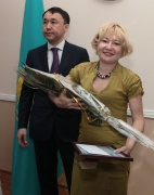 Премия от акима Алене Шафиковой