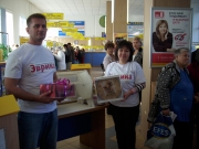 Каждый актюбинец, кто 9 октября оформил годовую подписку на наш еженедельник,  мог еще и сам выбрать себе подарок. А выбор был огромный – посуда от компании «Эвим», флайеры на бесплатное посещение ледового катка и 5D аттракционов в ТРЦ «Мега Актобе», торты и пицца от кофейни «Espresso». «Билайн» любезно предоставил свои брендовые вещи – зонты, рюкзаки, футболки, сумки, сланцы. 
В общем, мы постарались сделать все, чтобы «День подписчика» прошел ярко и незабываемо, а наши подарки пригодились в быту.