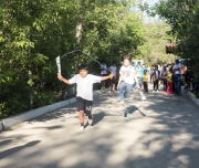 Участникам эстафеты предстояло преодолеть на скорость три этапа по 20 метров: с прыгалкой, с шариком между коленями и с колпаком на голове. В руках каждый нёс символический факел из «Эврики». Лучшее время показала команда в составе школьников Жанибека КАРТБАЕВА, Кайсара АБУЖАКИЛА и Еламана АБУЖАКИЛА.