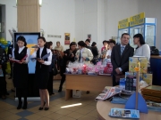 Пока почтовики оформляли подписку на периодические издания, представители печатных СМИ города и области, в том числе и мы, поздравили сотрудников АО с их профессиональным днем – Всемирным днем почты, который они праздновали 9 октября. Мы же отметили благодарственными письмами работу начальника отделения почтовой связи №5 в городе Актобе Магауи АБДИРЕЙМОВОЙ, у которой самый высокий показатель по подписке «Эврики». А начальник отделения почтовой связи №6 Сауле ЕСМУРЗИНА в розницу продает «Эврики» в городе больше всех. Мы также вручили ей письмо со словами благодарности. Что касается подписки в районах, то отличилась в этом плане начальник районного узла почтовой связи Каргалинского района Рыскельды ИШТАЕВА.