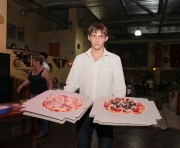 Официанты относили на кухню сырую пиццу.