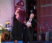 РИКА ТВ – единственная казахстанская телекомпания, состоящая в Евразийской академии телевидения и радио. Поздравить коллег из Москвы прилетел президент академии Валерий РУЗИН.
- РИКА ТВ называют  городским телеканалом. Это не значит «замкнутый» или «ограниченный» чем-то, - дал свою трактовку г-н Рузин. – И в той целеустремленной политике президента Назарбаева, который проведет политику открытости и продвижения бренда «Казахстан» в мире, РИКА ТВ достигла больших успехов.
Президент академии наградил директора телекомпании Наталью БАНДРОВСКУЮ медалью «За развитие телевидения и гуманитарное сотрудничество на постсоветском пространстве» работы Зураба Церетели.