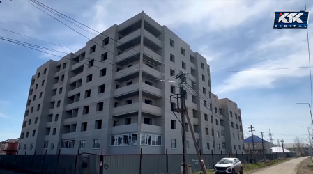 Жителей Актобе пугает заброшенная многоэтажка