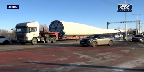 Грузовик в час пик перекрыл движение