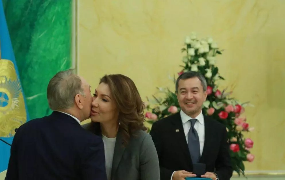 Нурсултан НАЗАРБАЕВ награждает младшую дочь Алию..jpg