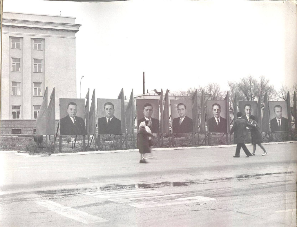 Красная площадь Актюбинска..jpg Красная площадь Актюбинска..jpg