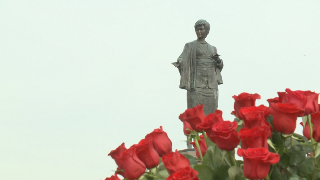 памятник онгарсыновой.jpg