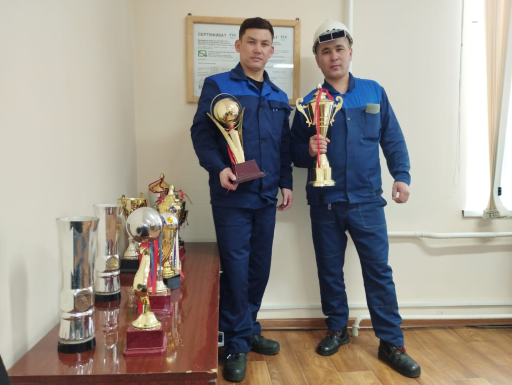 Айболат Омаров и Думан Дарибаев со спортивными трофеями цеха.jpg