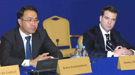 кожамжаров и медведев.png