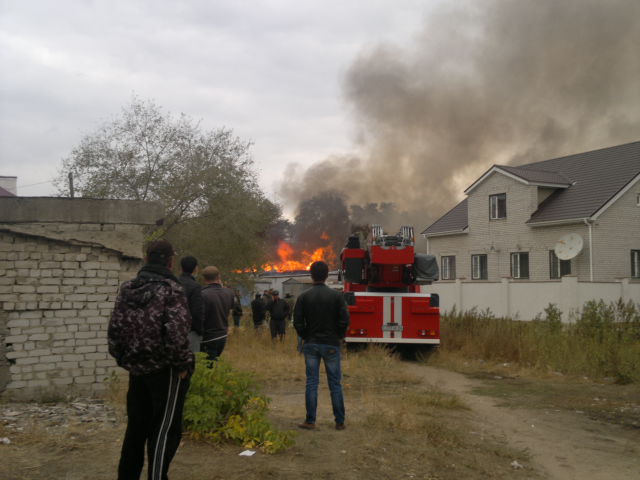 В Военном городке горит жилой дом В Военном городке горит жилой дом
