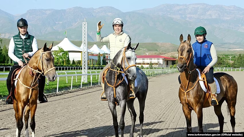 Гурбангулы БЕРДЫМУХАМЕДОВ (в центре) в бытность президентом Туркменистана, его сын Сердар и внук Керимгулы..jpg
