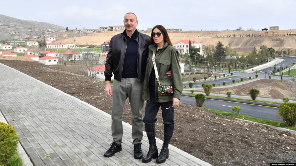 Президент Азербайджана Ильхам АЛИЕВ с женой и вице-президентом Мехрибан АЛИЕВОЙ..jpg