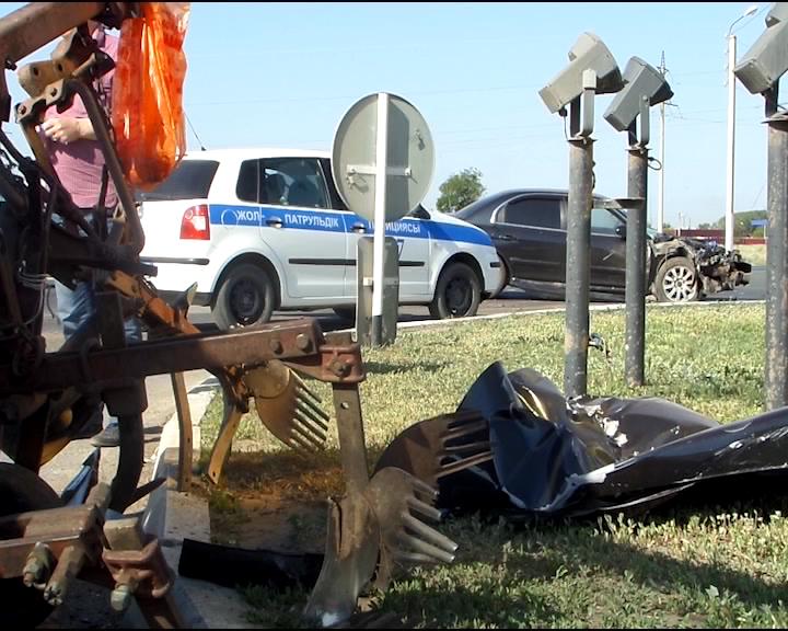 ДТП с участием трактора и легковушки произошло сегодня ранним утром