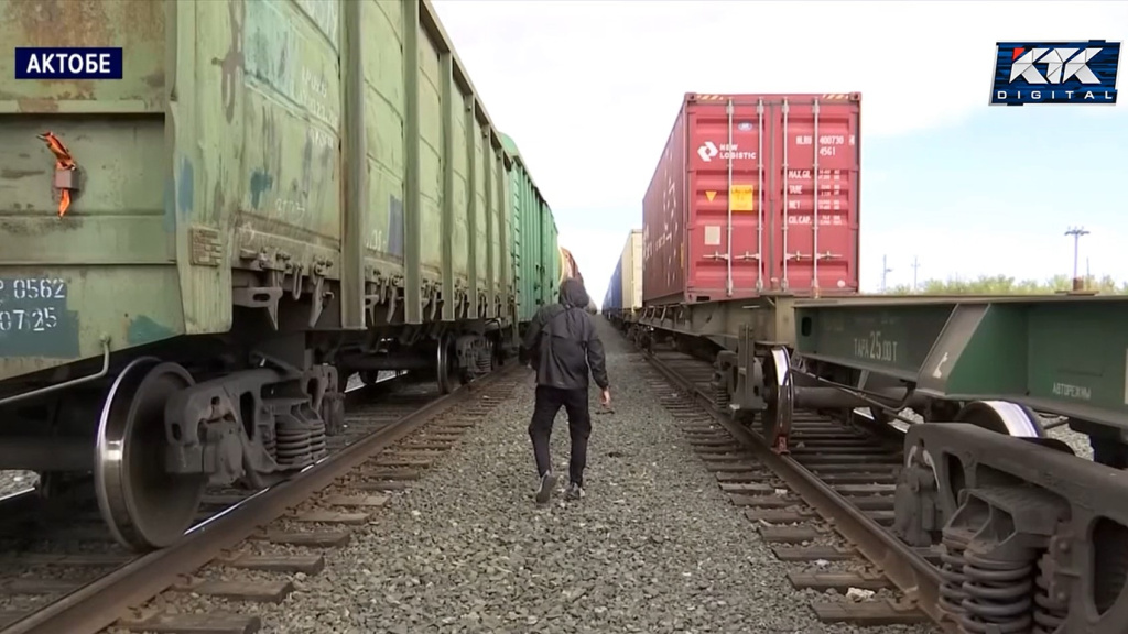 пролезать под поездами.jpg