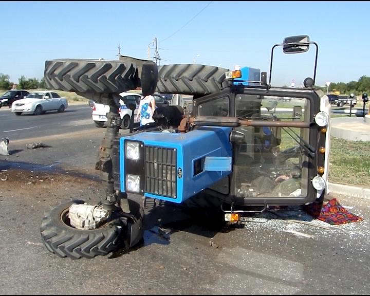 ДТП с участием трактора и легковушки произошло сегодня ранним утром