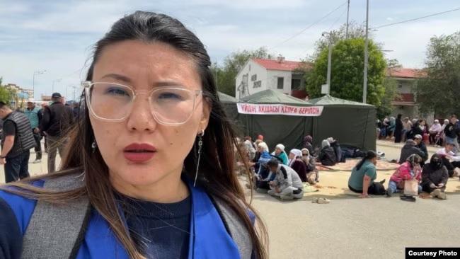 Журналистка издания Ак Жайык освещает забастовку.jpg