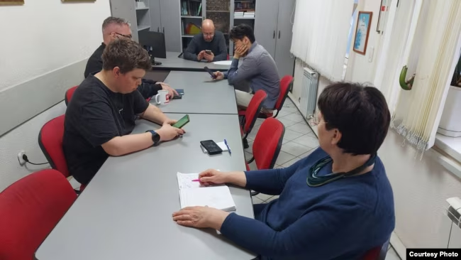 Журналисты издания Наша газета в своей редакции..png