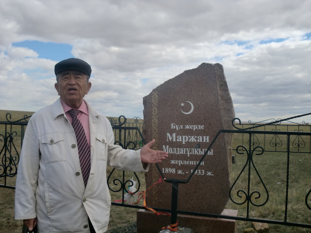 Галымжан БАЙДЕРБЕС на месте захоронения матери Алии..jpg
