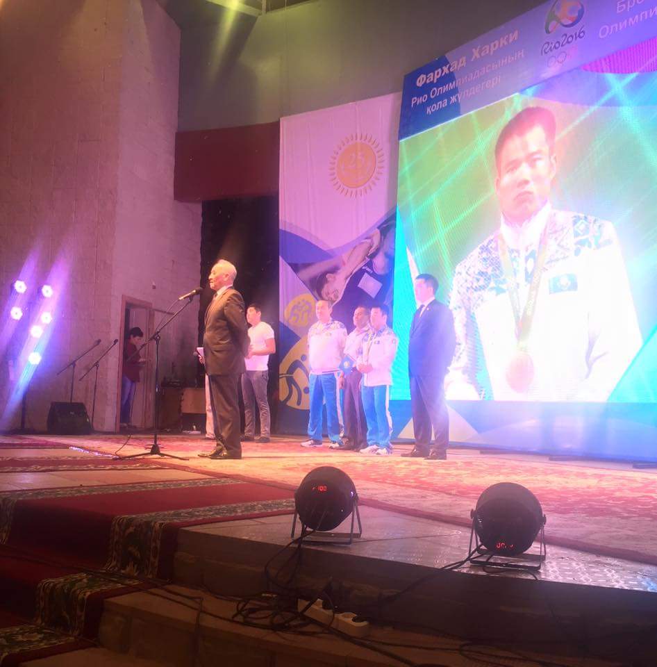 В аэропорту Актобе со всеми почестями встречали Фархада Харки