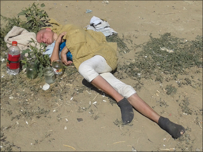 Несколько дней пролежала под палящим солнцем 47-летняя бездомная